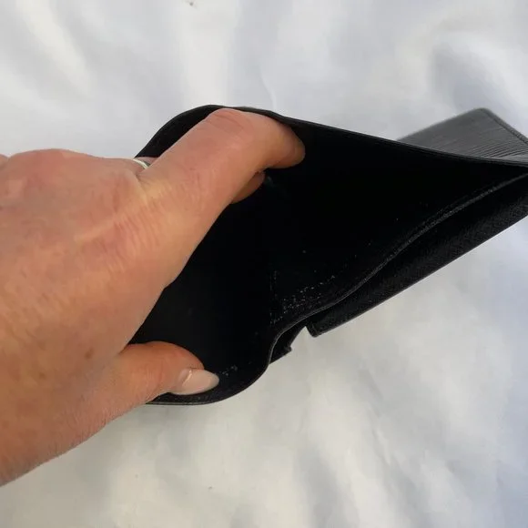 Auc Louis Vuitton Bifold Epi Black Vintage wallet